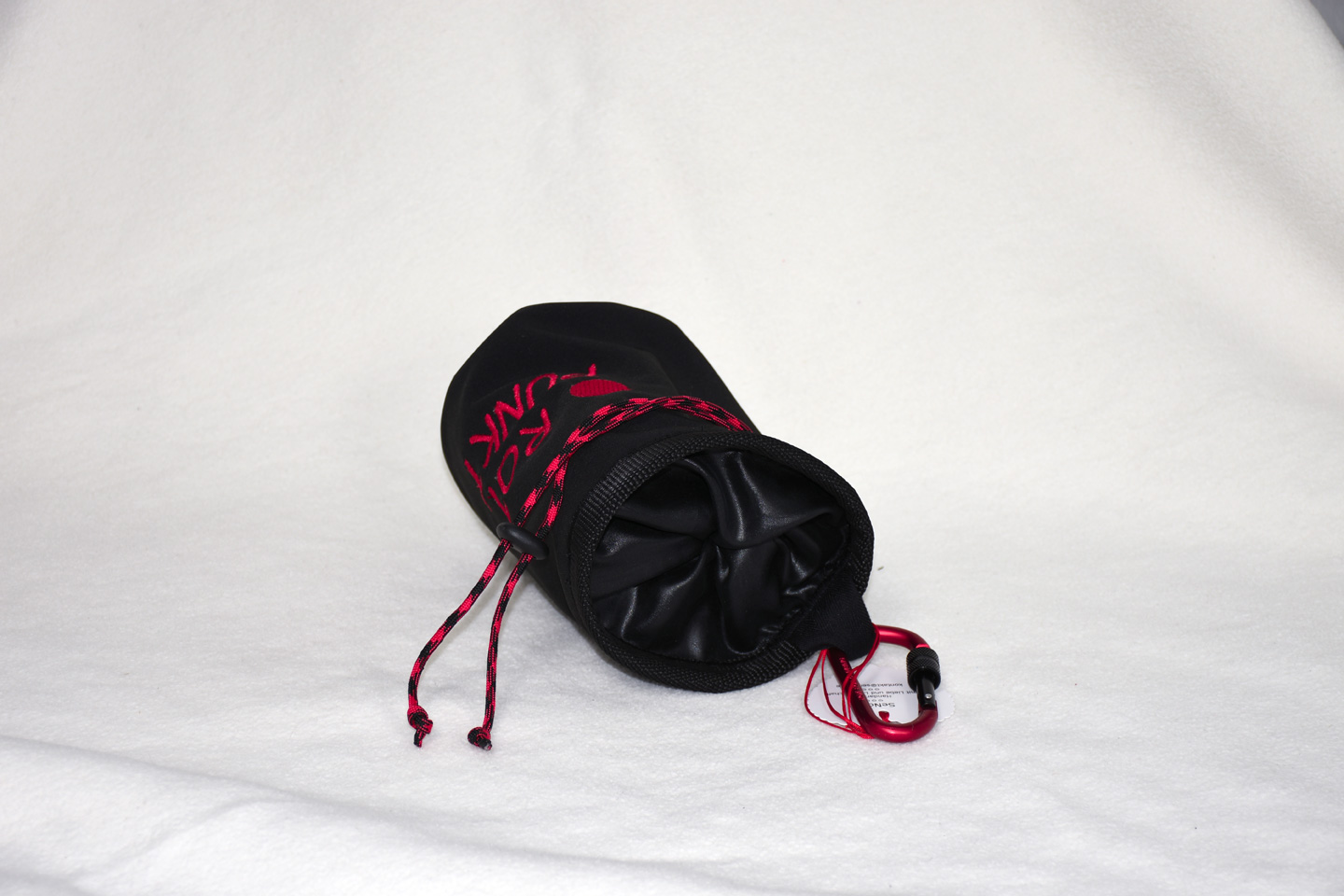 Artikel: CB3307 / Motiv: Rot Punkt / Farbe: schwarz, rot / Material: Softshell, Mixstoffe