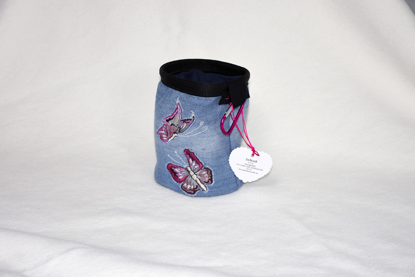 Artikel: CB3306 / Motiv: Schmetterling / Farbe: blau, rosa, bordeaux / Material: 97% BW/3% Elasthan, Softshell, Mixstoffe