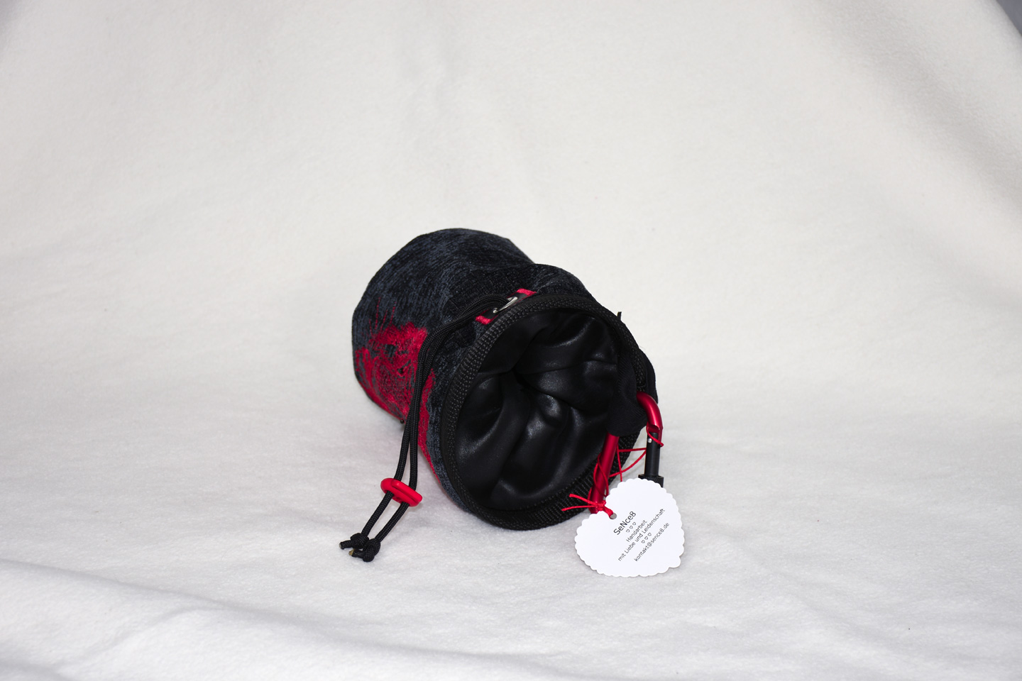 Artikel: CB3308 / Motiv: Tiger / Farbe: schwarz, rot / Material: Chenille, Softshell, Mixstoffe