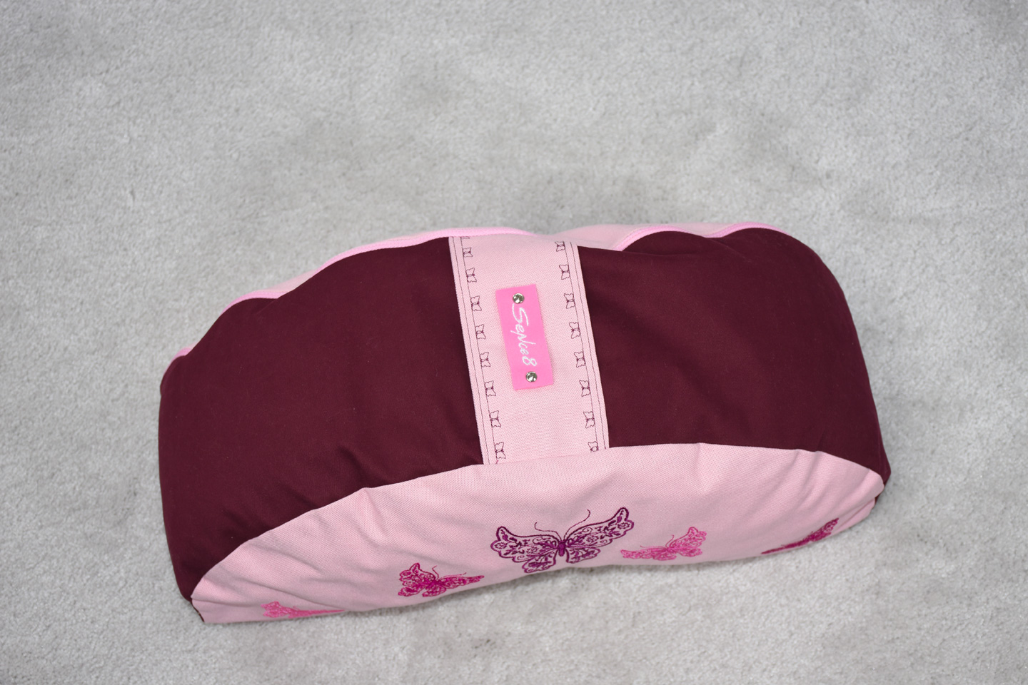 Artikel: mm2210 – Motiv: 5 Schmetterlinge / Form: Moon / Farbe: rosa, bordeaux / Material: 97% Baumwolle, 3% Elasthan, Canvas